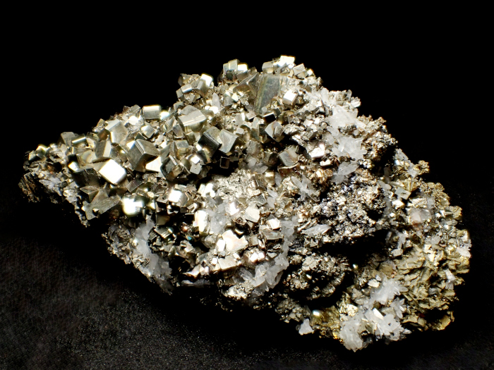 青森県尾太鉱山産 水晶、黄鉄鉱＆黄銅鉱 (Quartz, Pyrite & Chalcopyrite / Japan)-photo1