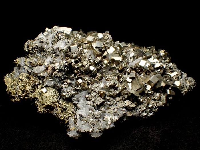 青森県尾太鉱山産 水晶、黄鉄鉱＆黄銅鉱 (Quartz, Pyrite & Chalcopyrite / Japan)-photo4