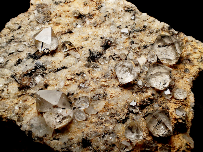 ザギマウンテン産クォーツ＆リーベカイト (Quartz & Riebeckite / Zagi Mountain) - 鉱物標本販売店 |  Natural Soma | 共生水晶と仮晶